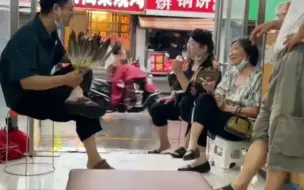 Descargar video: 女子拍下老公和阿姨们摆龙门阵，女子：从店内聊到店外，从白天聊到天黑