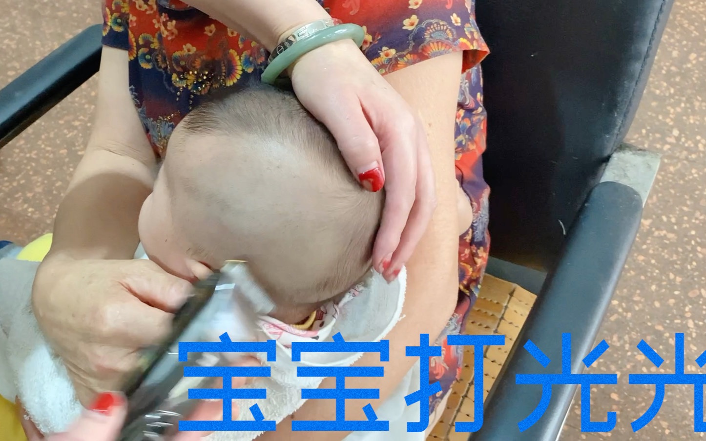 温州传统小孩子五月不理发,黄历上挑选了最好的日子给宝宝打光光剃