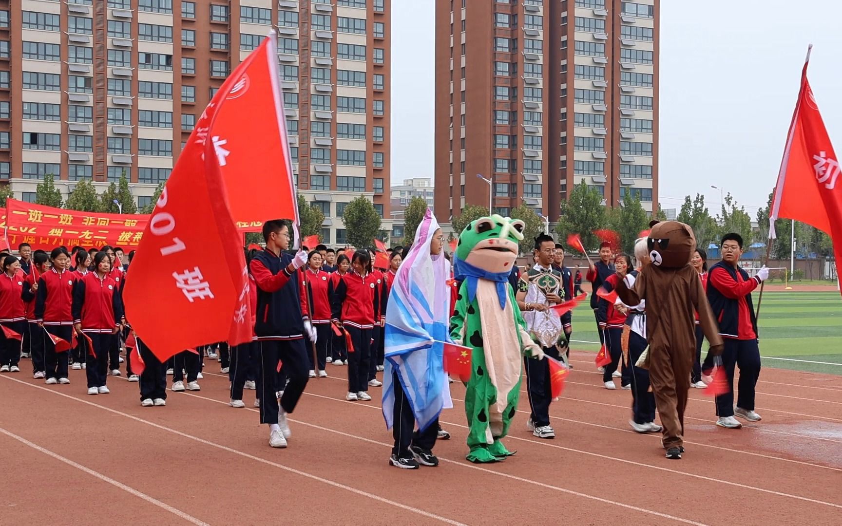 新乡工程学院附属学校运动会开幕式班级入场