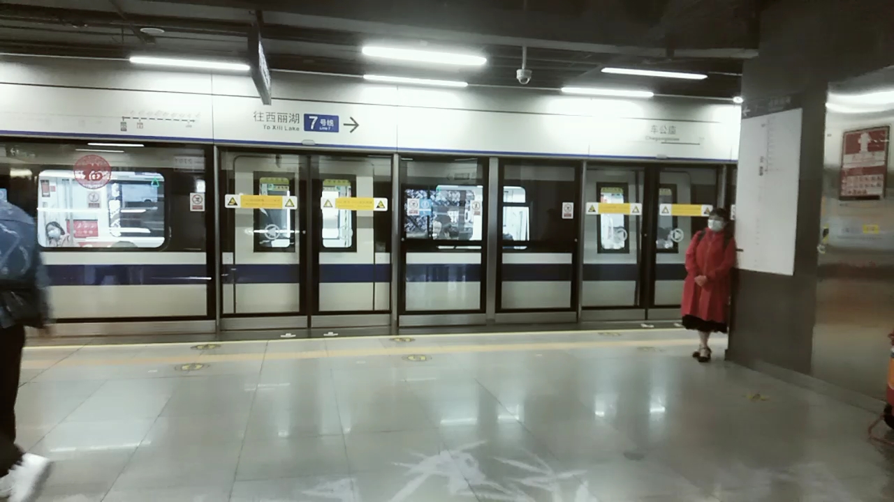 深圳西丽地铁站修车女图片