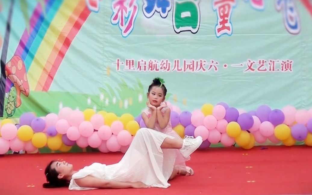 [图]幼儿园经典情景剧《老师妈妈》，师生舞蹈配合表演，一声老师妈妈感人催泪，远在他乡的妈妈，没有您的陪伴，孩子们在老师的关爱下一样快乐成长