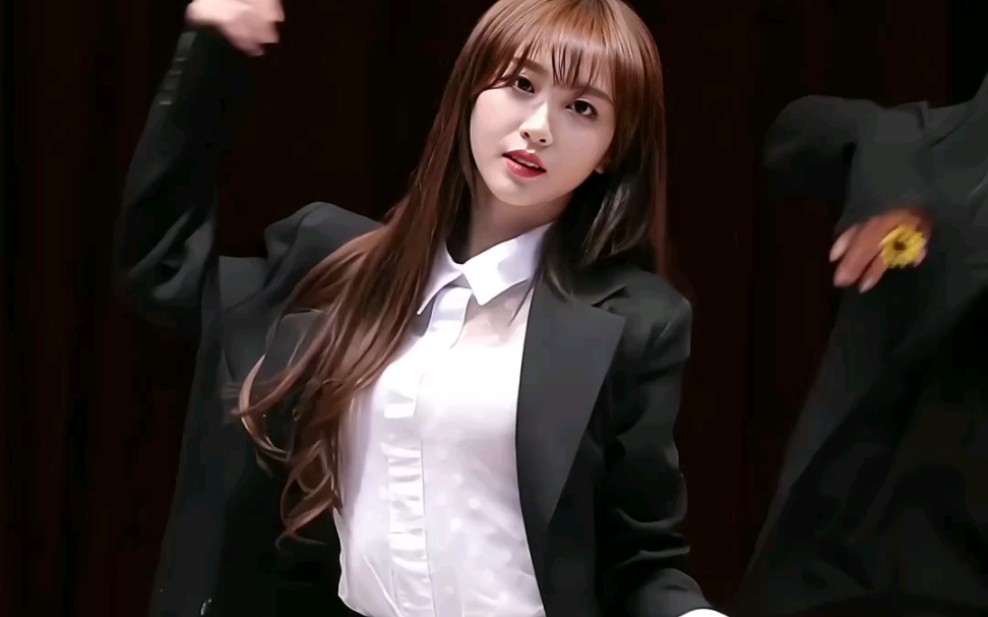 西装李湵京(2)这样跳能俘获你的芳心吗 #热舞小姐姐 #职业装 #韩国