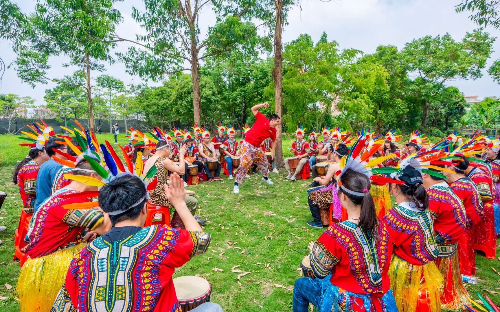 哇呜,极具风情的非洲鼓团建活动,一起来感受热情非洲的鼓乐文化吧!