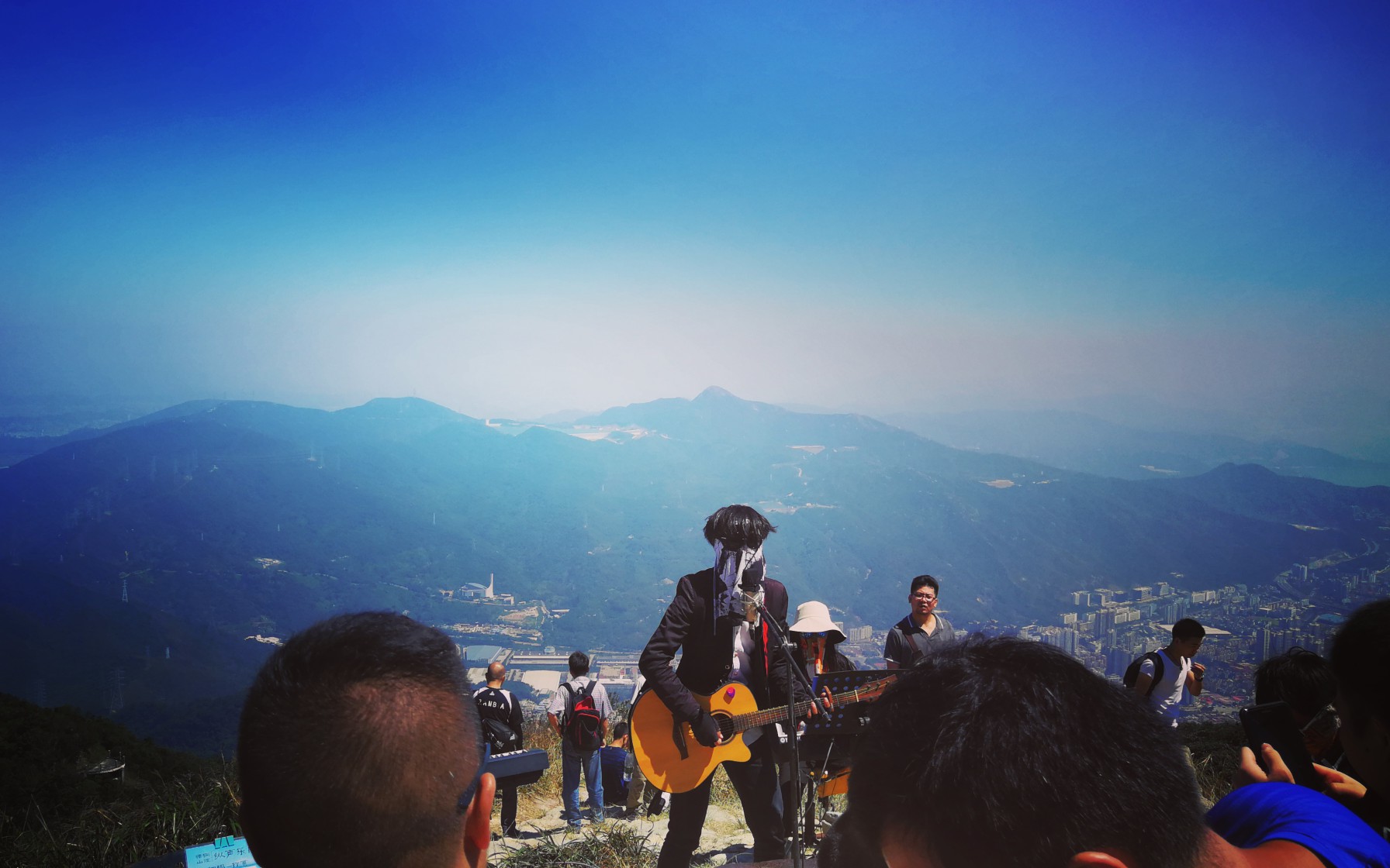 深圳梧桐山顶的乐队演出_哔哩哔哩 (゜-゜)つロ 干杯~-bilibili