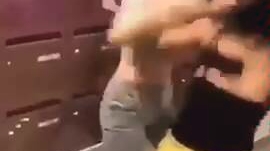 震惊！国外一女子打架处于上风时竟坐在对方脸上大喊大叫