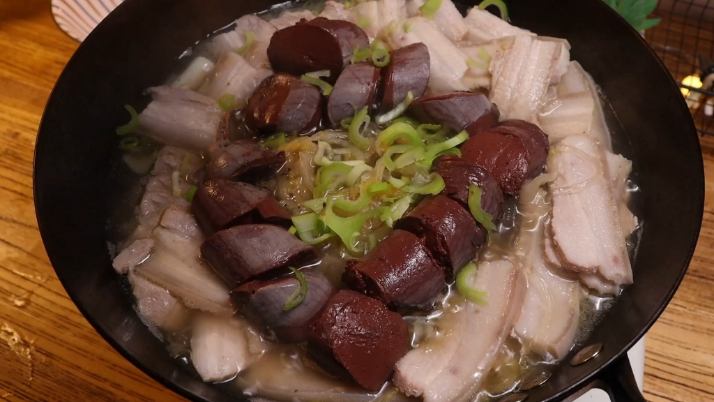 酸菜炖血肠, 家里还没供暖,抱着我的锅猛嘬粉条子,冷不冷的吃完再说吧