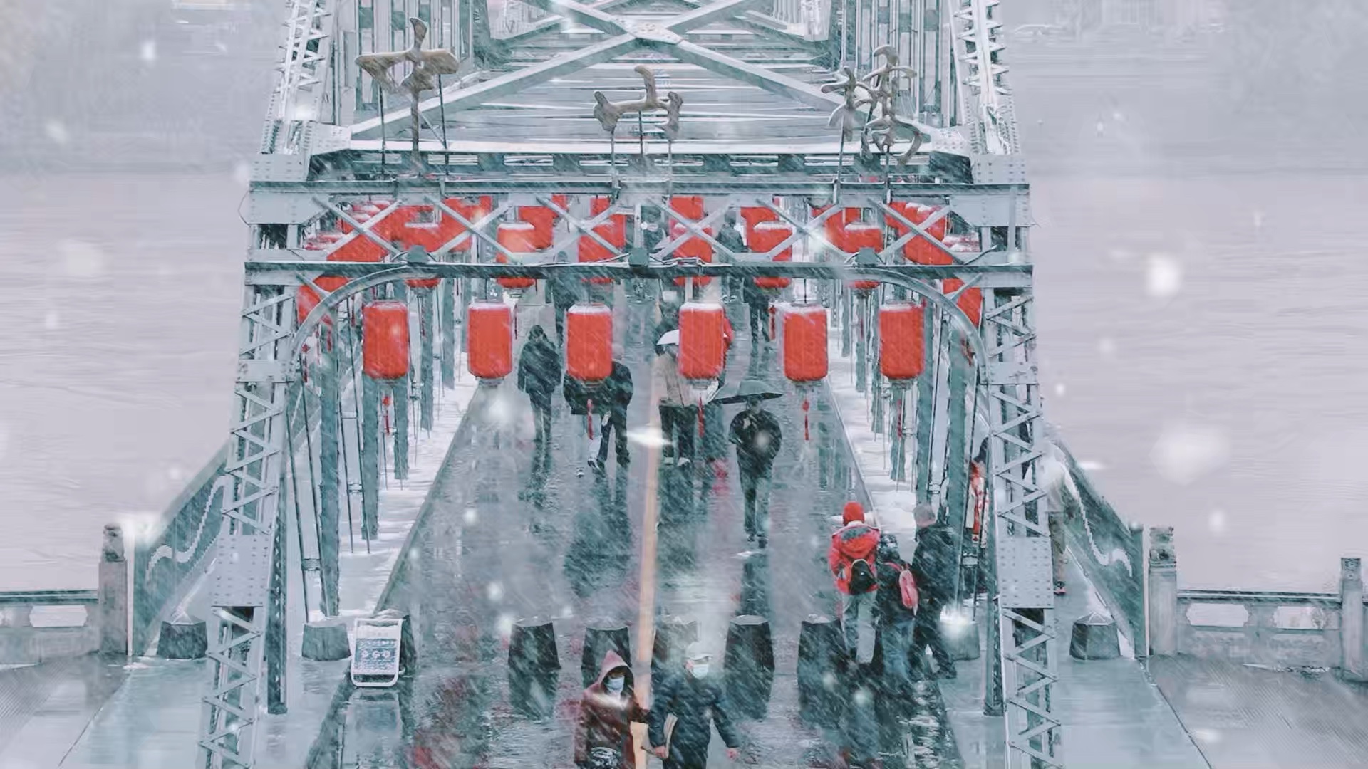 兰州初雪,天地一白.皋兰山巅雪落如诗,黄河之畔银装素裹.古老的中山铁桥在雪中静默,似在诉说岁月悠长.街头巷尾,牛肉面的热气与雪花交融,那是...