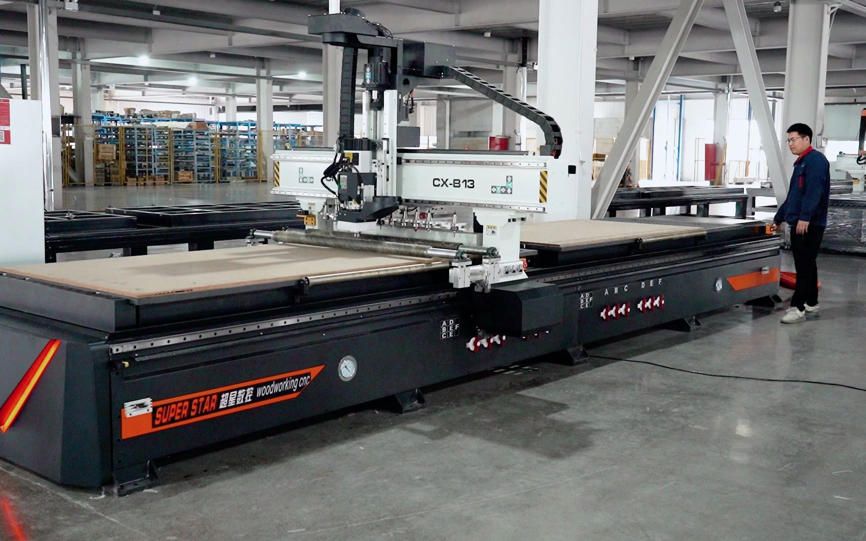 展会实拍超星数控双工位直排换刀开料机全自动板式家具生产线