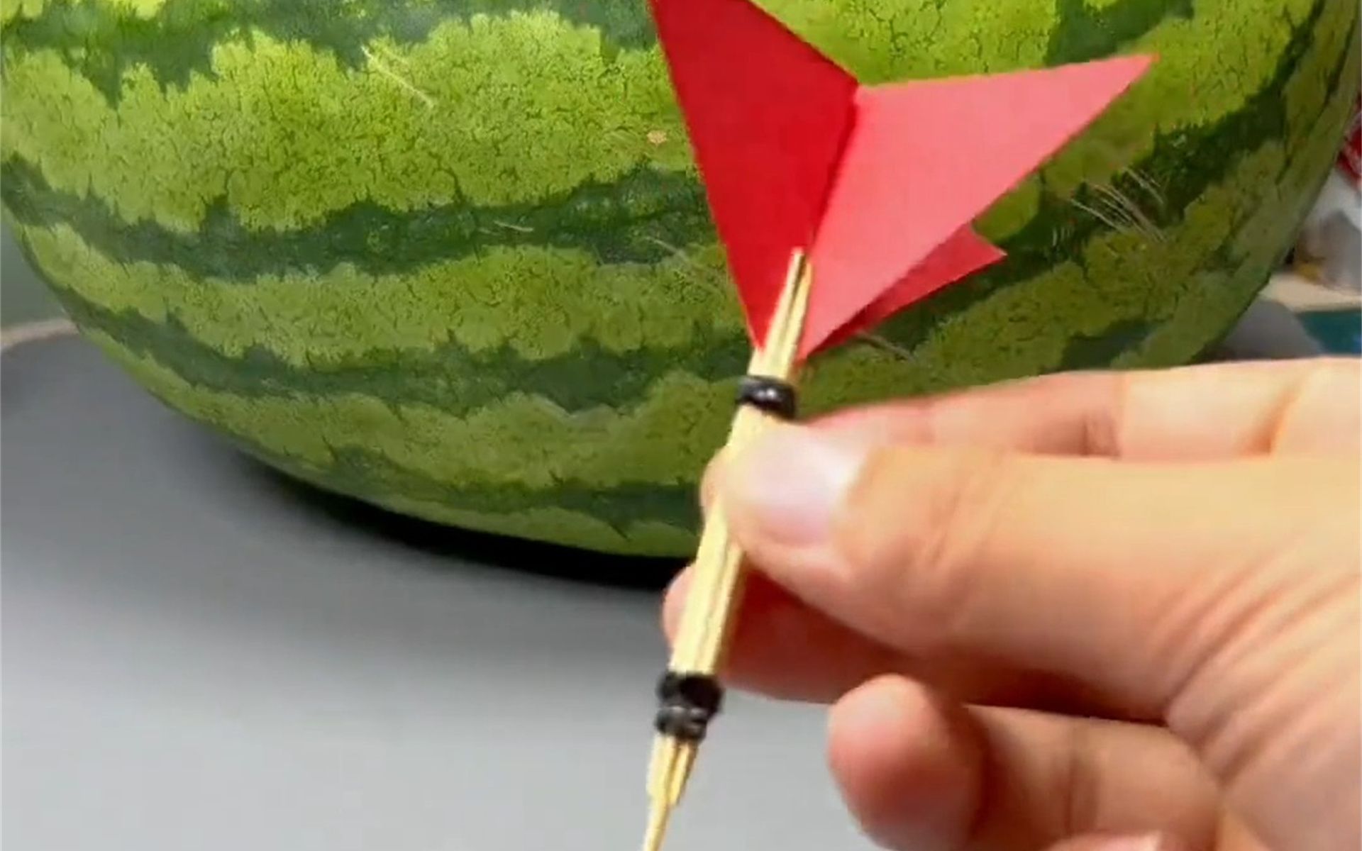 牙签竟然可以做成一个飞镖,超简单呦