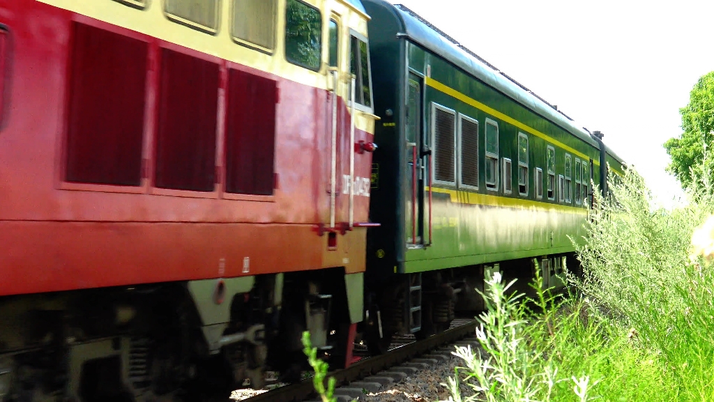 df4d 0432哈局三段牵引k384次列车快速通过赵光站