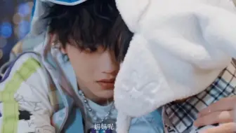 看到新皓和弟弟相拥的的那一幕，自己的眼泪也忍不住掉下来了