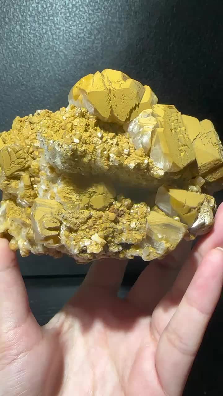 难得一见的黄色方解石