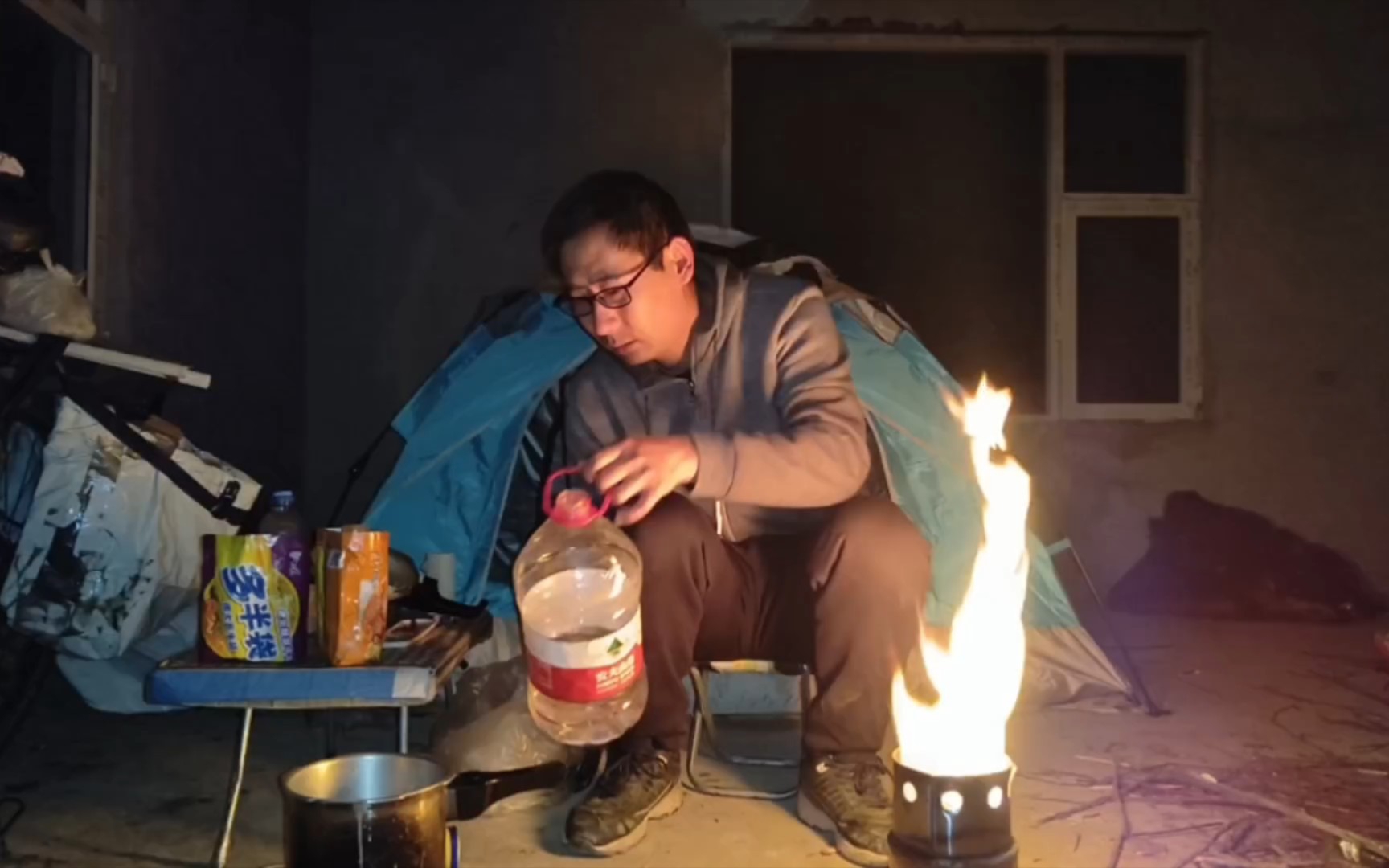 敏感词月飞雪太冷了，海拔4000米骑行，在废弃房烤火做饭-肥鹰精致流浪-肥鹰精致流浪-哔哩哔哩视频