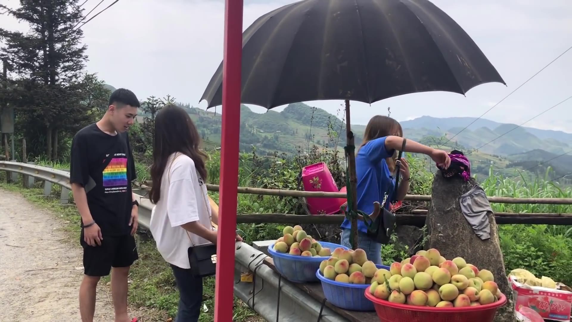 中國人單騎游越南,路邊攤買桃子卻給攤主送禮,又為城市靚女客串攝影師