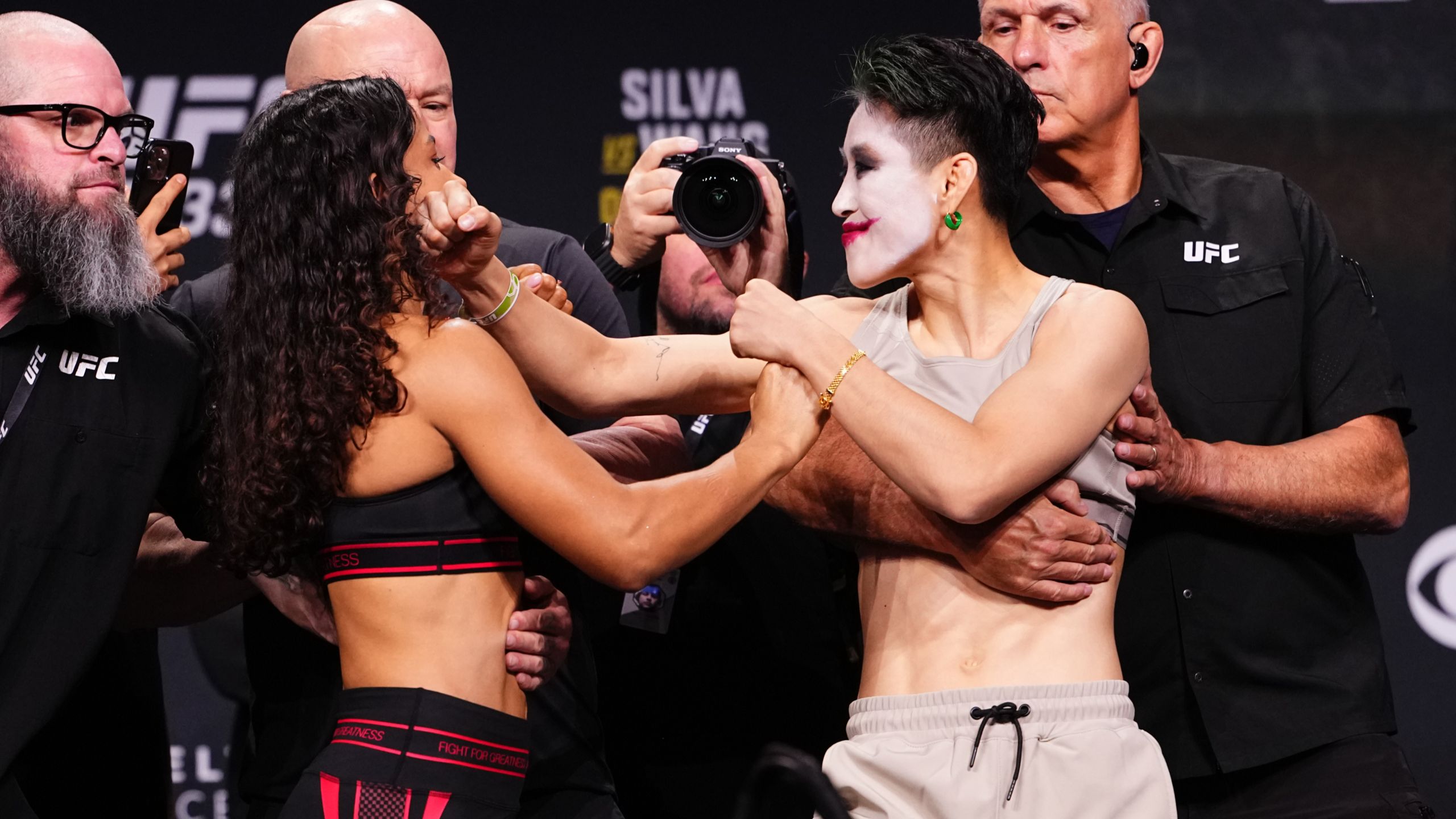 【UFC332 | 称重对视】王聪领衔数字赛头条冠军战，明早四点