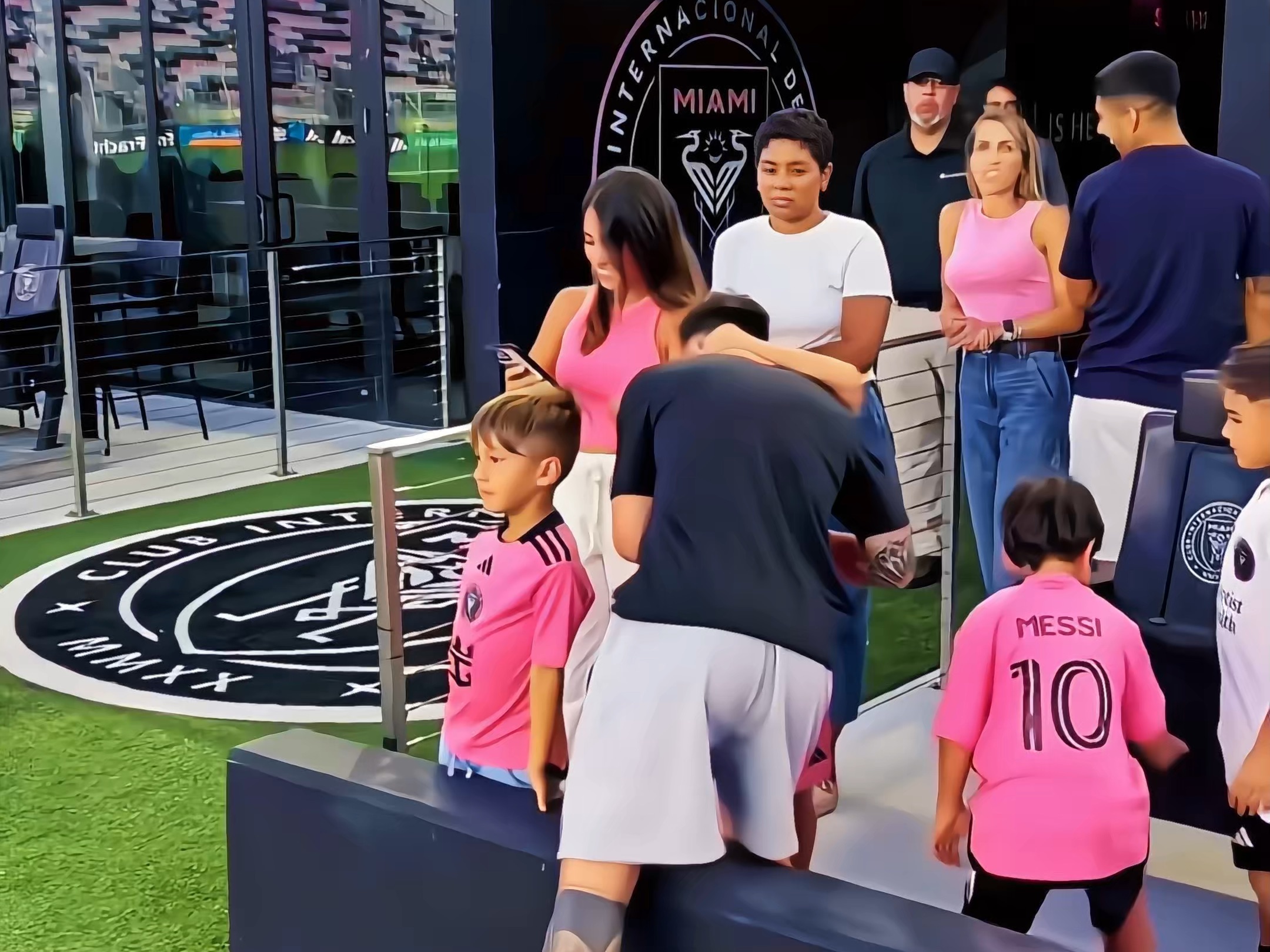 梅西和安东内拉现身替补席观战比赛