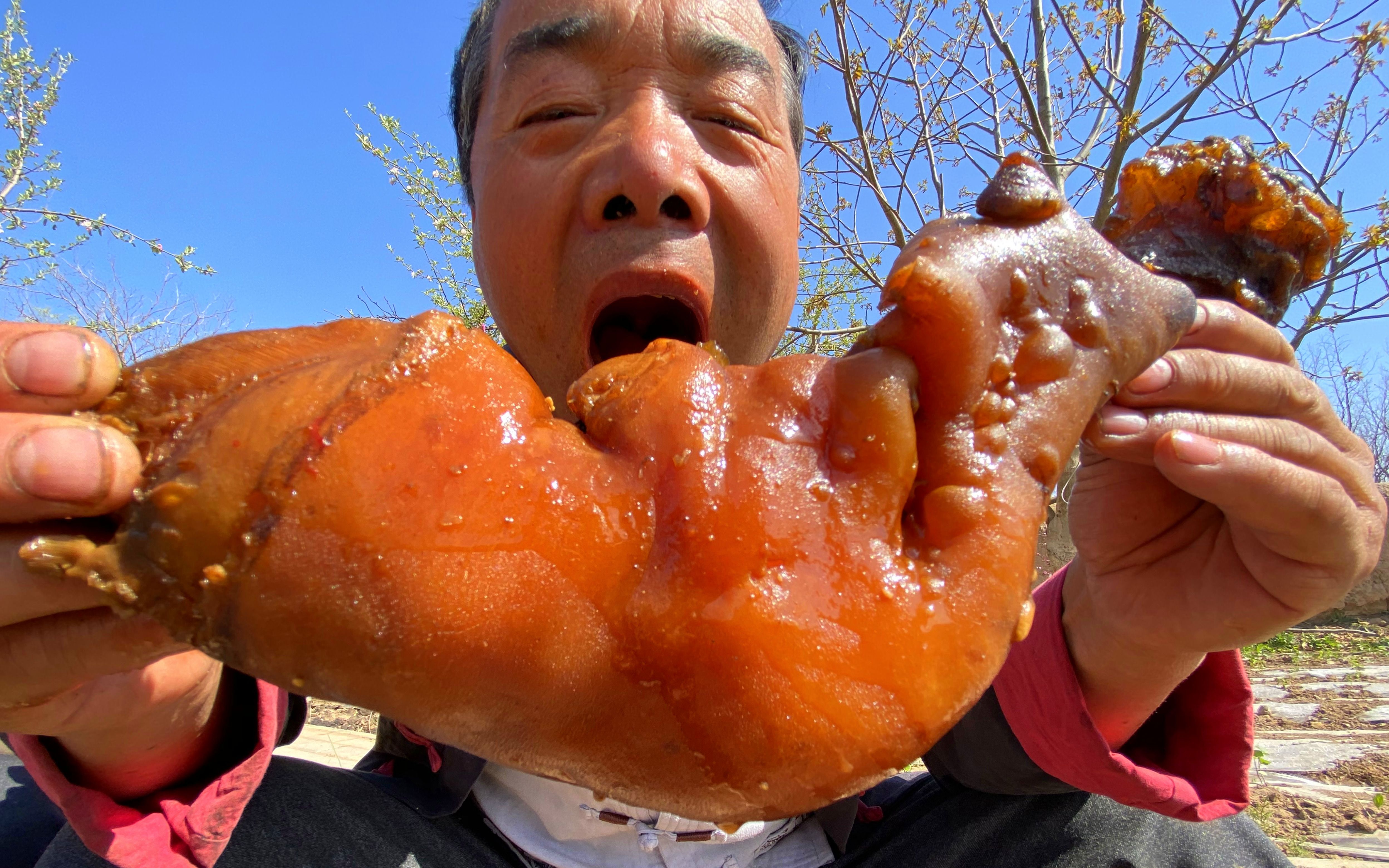 260块买了2根大牛蹄卤上大半天老哥俩大口吃肉大碗喝酒过瘾