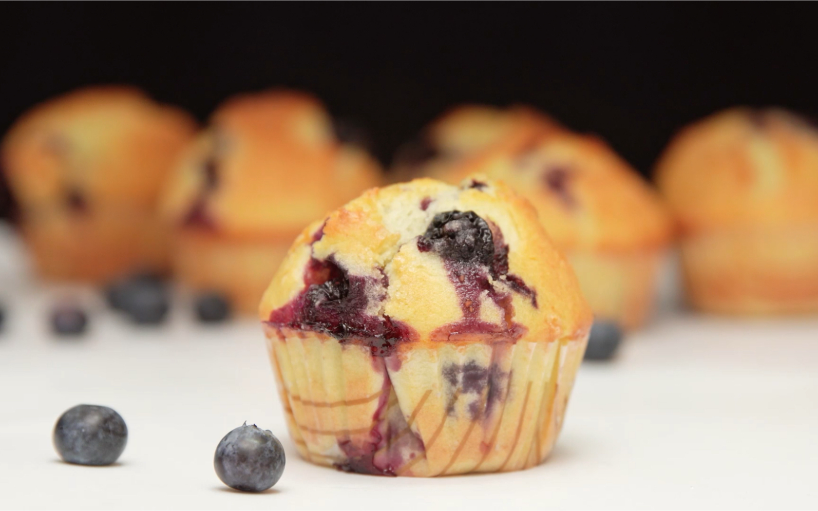 蓝莓布芬蛋糕杯 搅拌-烘烤-享受美味～就是这么简单～have a nice day