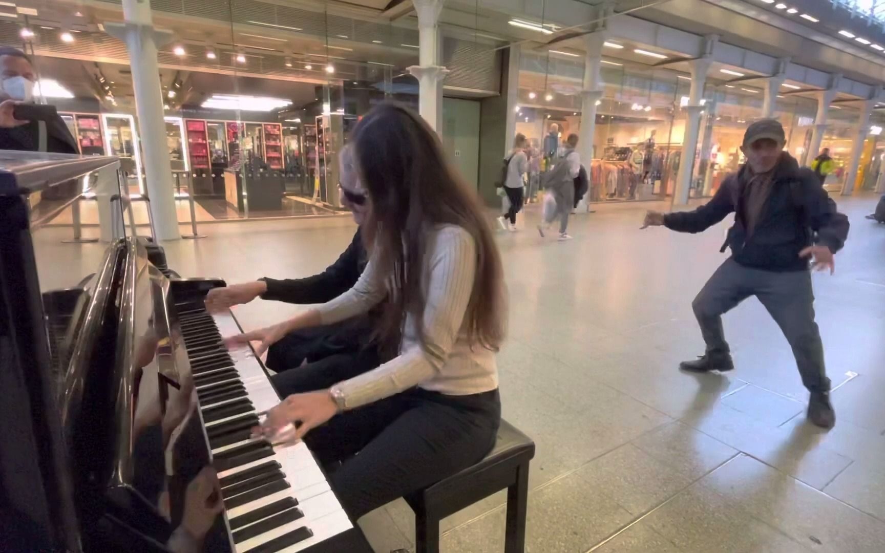 [图]【music】Boogie Woogie Queen Rocks The Public Piano