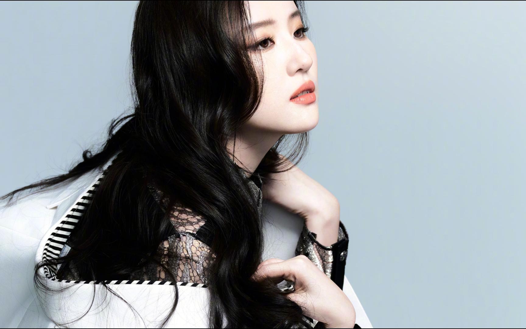 轻描淡写展现无尽魅力,高雅气质引领时尚代言