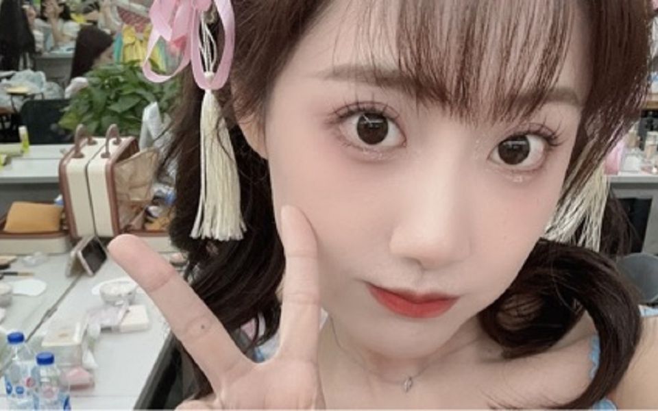 【李艺彤】b站直播回放 迟到了很久的拆礼物! 231104