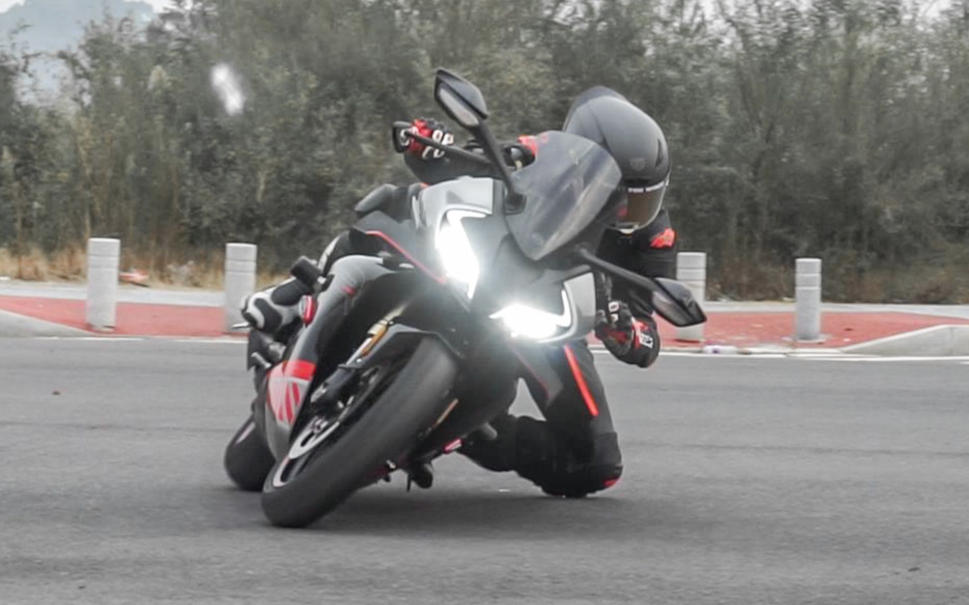 【450sr】压弯耍帅是吧??我承认你很帅,连体皮衣不热吗?