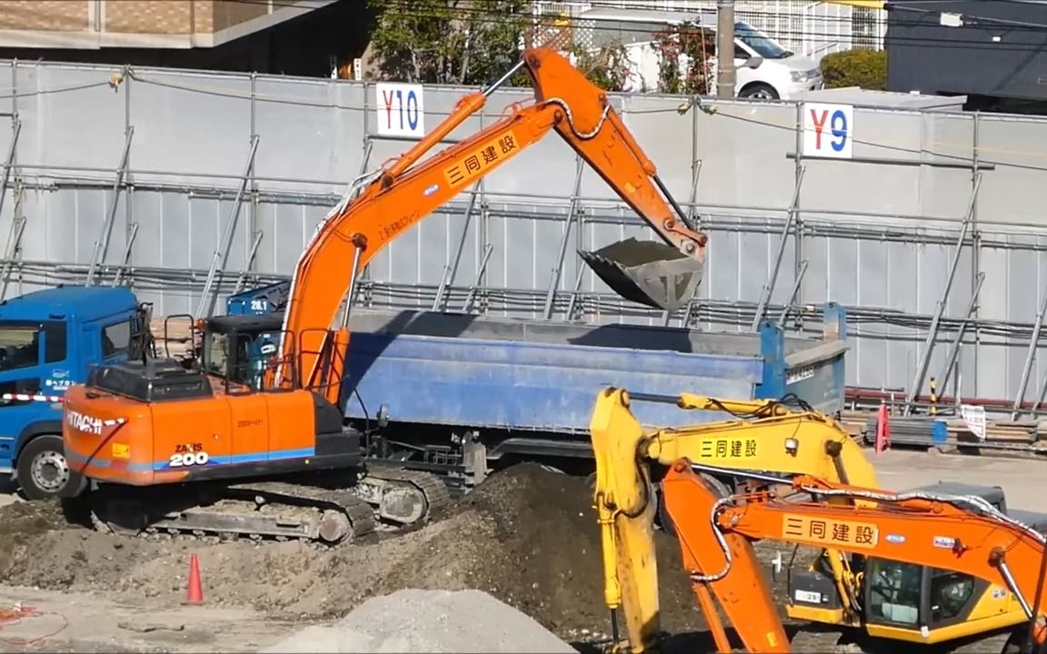日立挖掘机在日本大阪市城東区森之宮建设工地装车作业