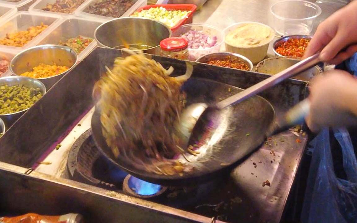 夜市上颠锅大厨街头炒饭,中国地摊美食,夜生活小吃,特辣版炒米粉