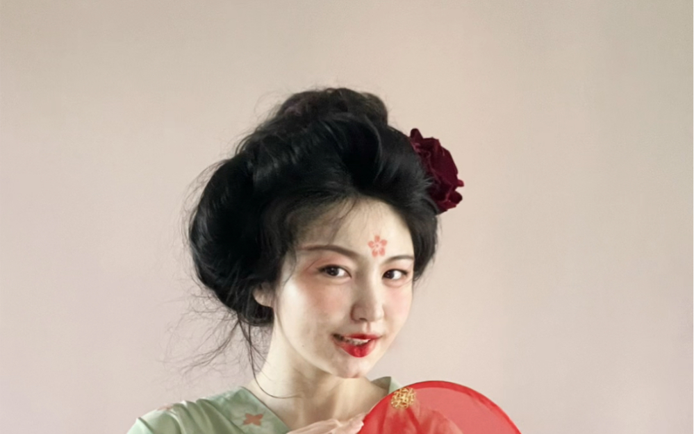 今天不容易啊 拍完了想念已久的全真发唐风发型 可以安心的剪头发了