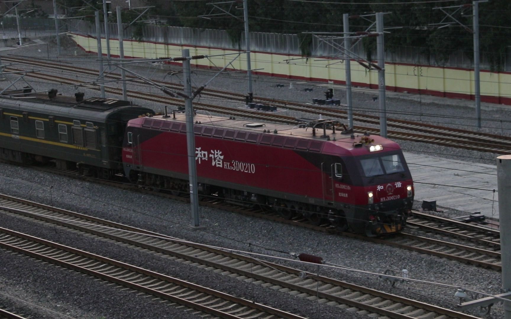 大爷看火车那是军事秘密t124次hxd3d0210出京广线保定站