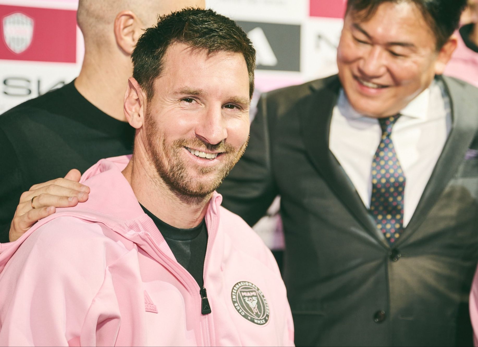 笑容满面!梅西参加迈阿密日本行晚宴,与日本帝王级牛郎合影