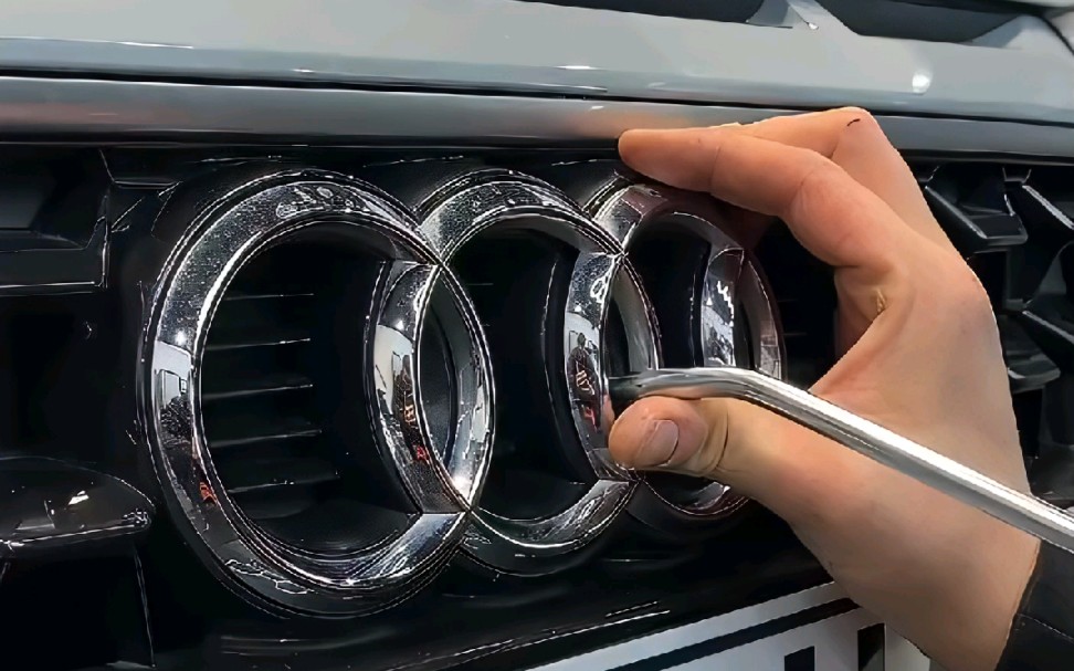 教你如何在25秒内更换奥迪车标