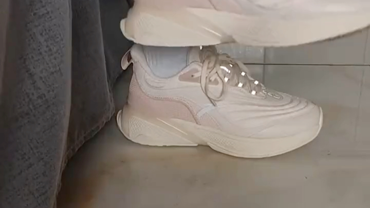 试试运动鞋白袜配黑丝