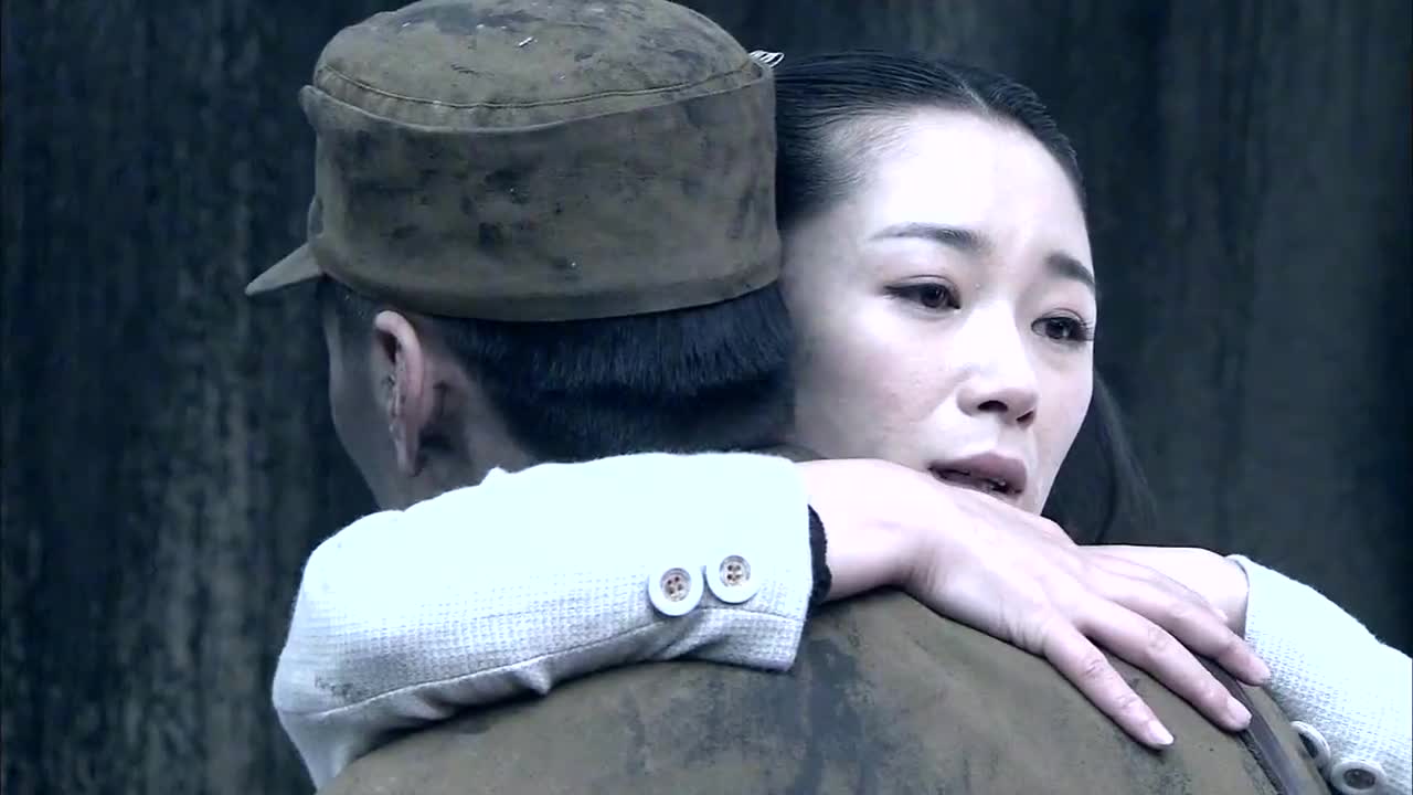 影视:美女被敌人围住,小伙带部队英雄救美