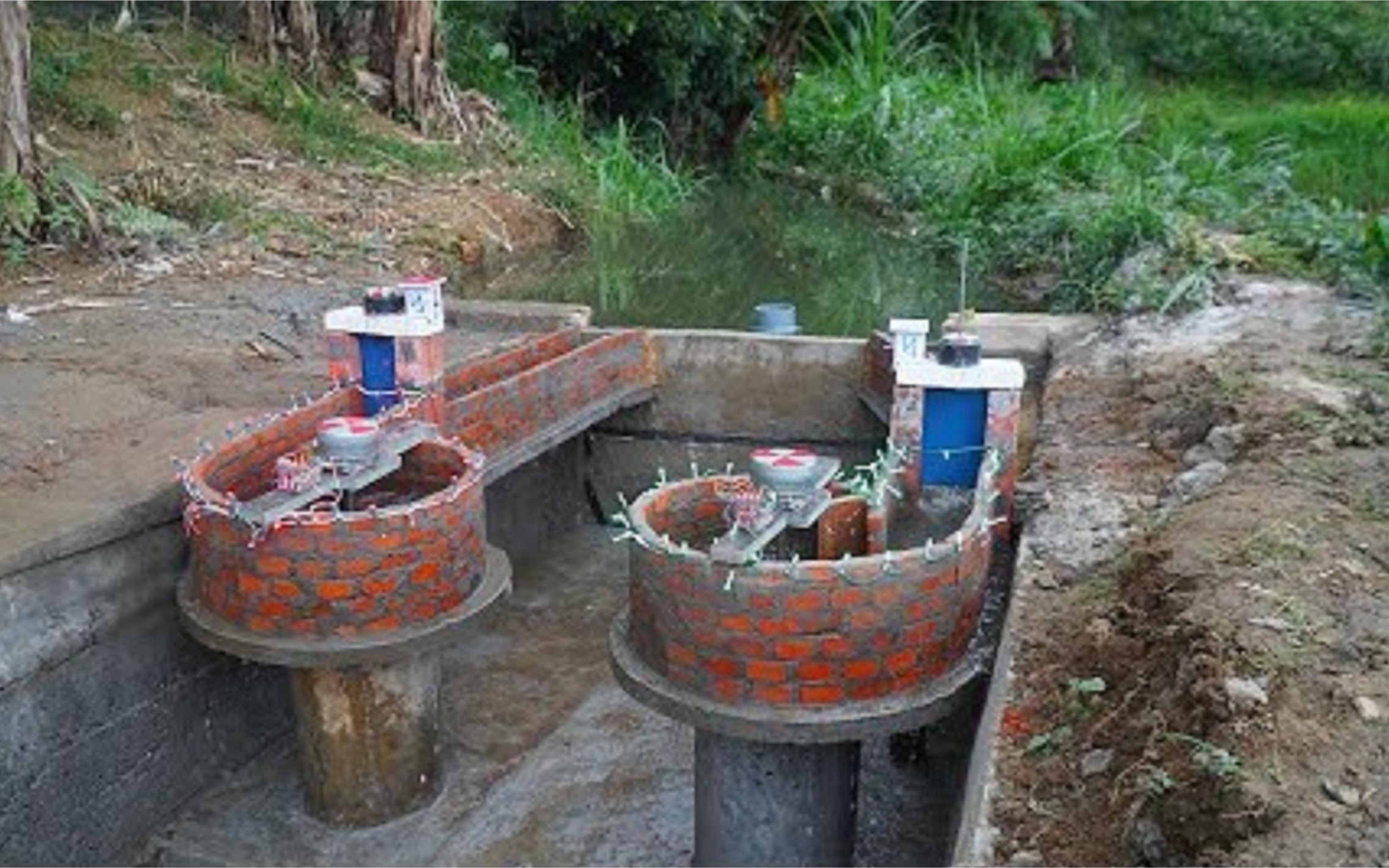 大叔在自家鱼塘边建造出一座涡轮发电站拿来种菜养鱼太方便了