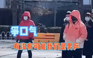 Video herunterladen: 男乒过马路被大爷错认成男足，还喊话他们要加油争口气😂