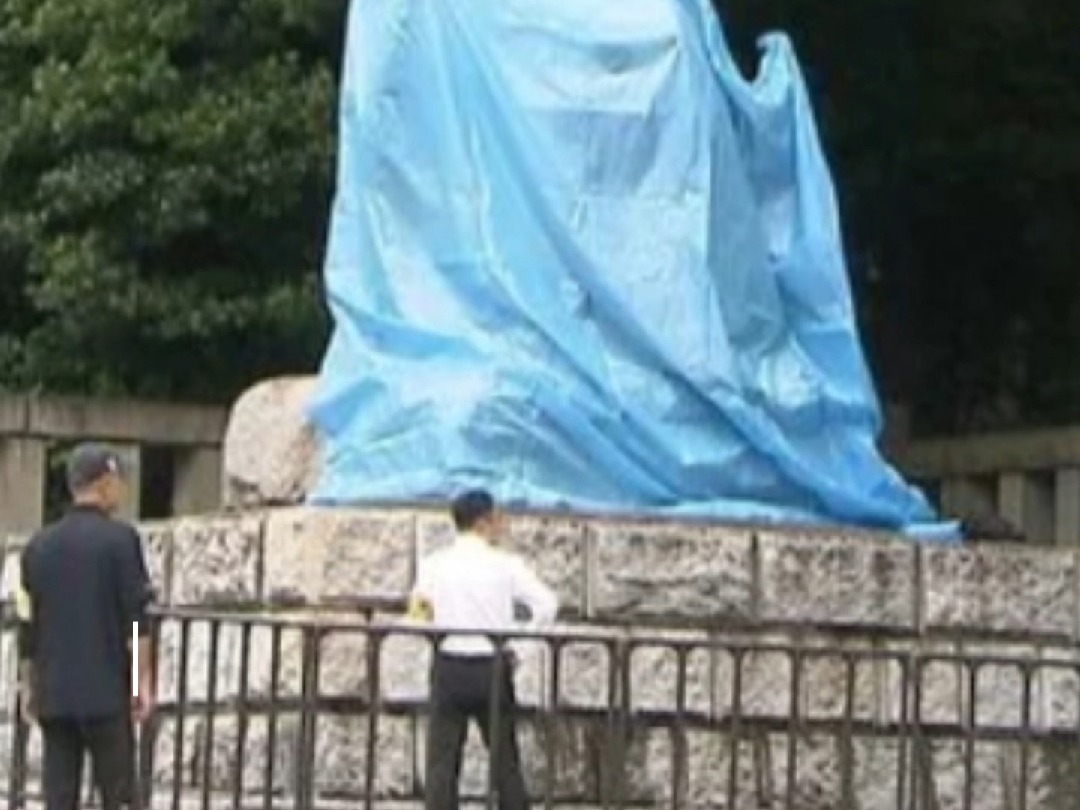 日本靖国神社入口附近的石柱,被红漆喷写英文“厕所”的字样. #日本 #靖国神社 #厕所哔哩哔哩bilibili