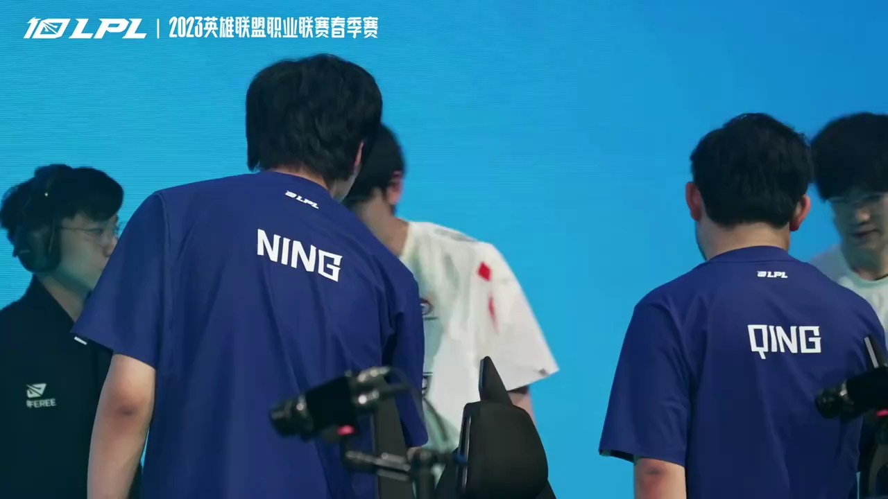 lpl选手发布theshy和ning碰拳视频:再次重逢,是对手也是朋友