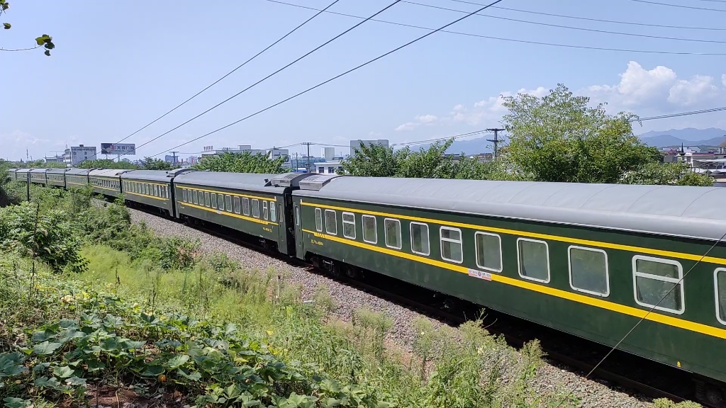 k1109次列车驶过歙县经济循环园