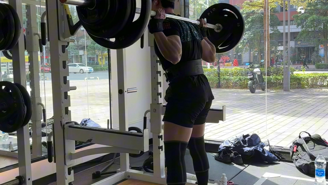 力型双修 深蹲125kg5x7 附近还开的一家健身房,杠铃中间没有滚花,而且