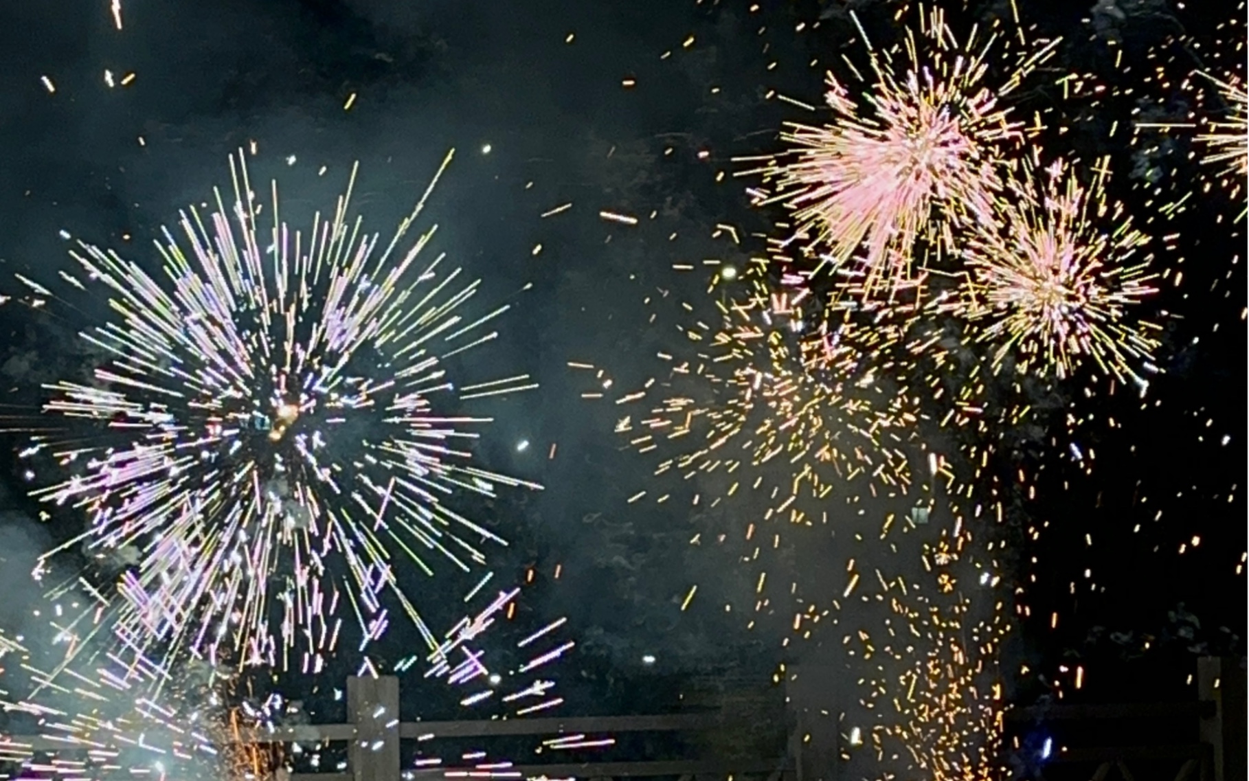 元宵节当然要放烟花鸭.