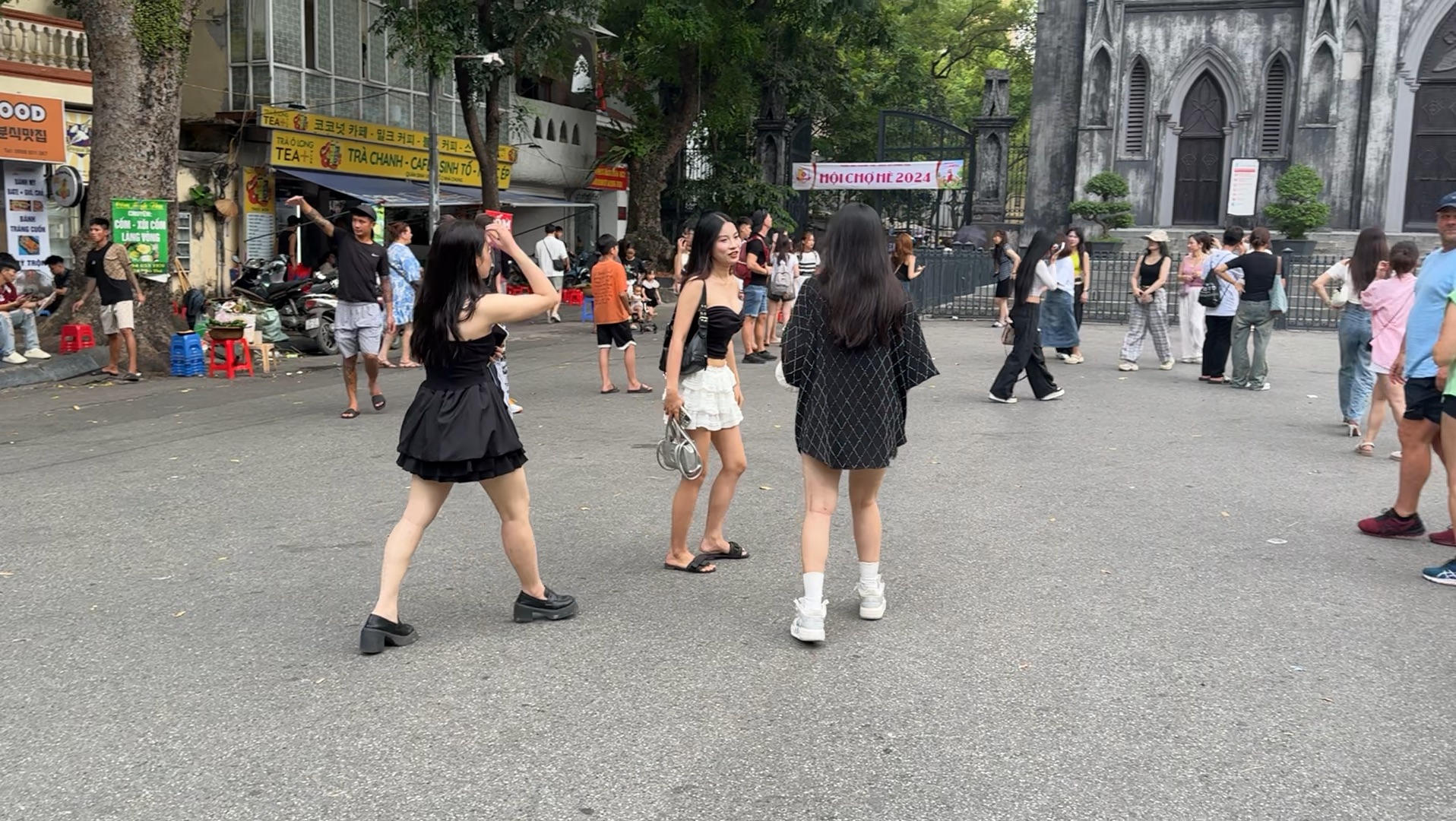 河内还剑湖附近的圣若瑟大教堂,全是越南美女#越南美女#越南河内#越南