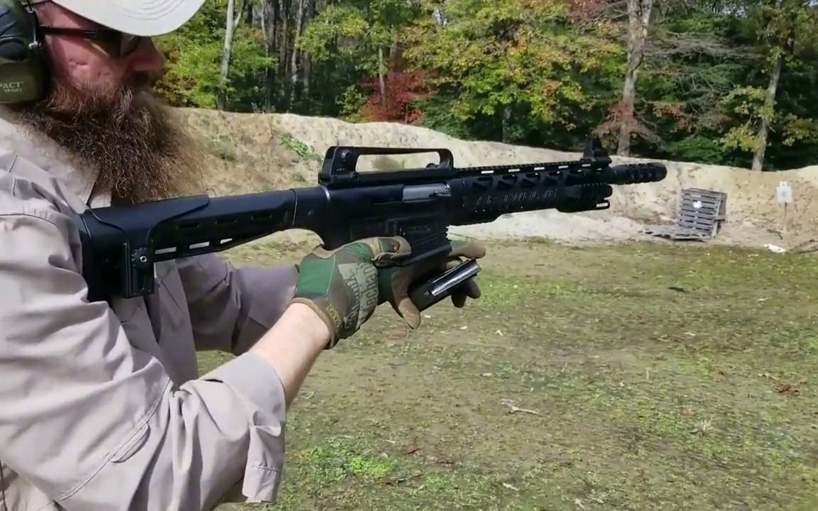 ar-12霰弹枪射击测试,后坐力巨大一般人顶不住!
