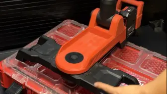 爬上工具箱的灯