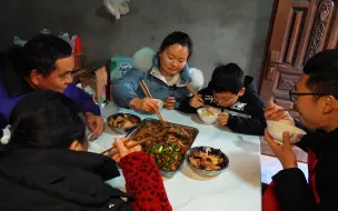 Скачать видео: 冬天，吃着热气腾腾的饭菜就是幸福，老爸做的红烧鲫鱼真美味