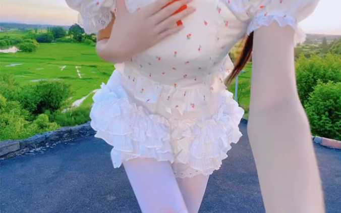 白丝妹妹抖腿摇