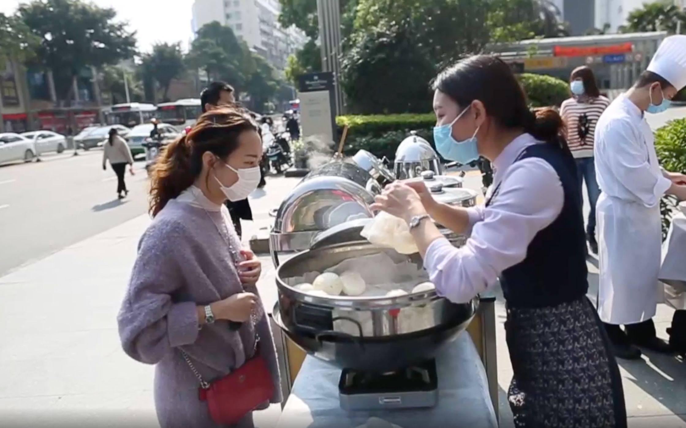 接地气五星级酒店路边摆摊卖早餐有豆浆油条茶叶蛋