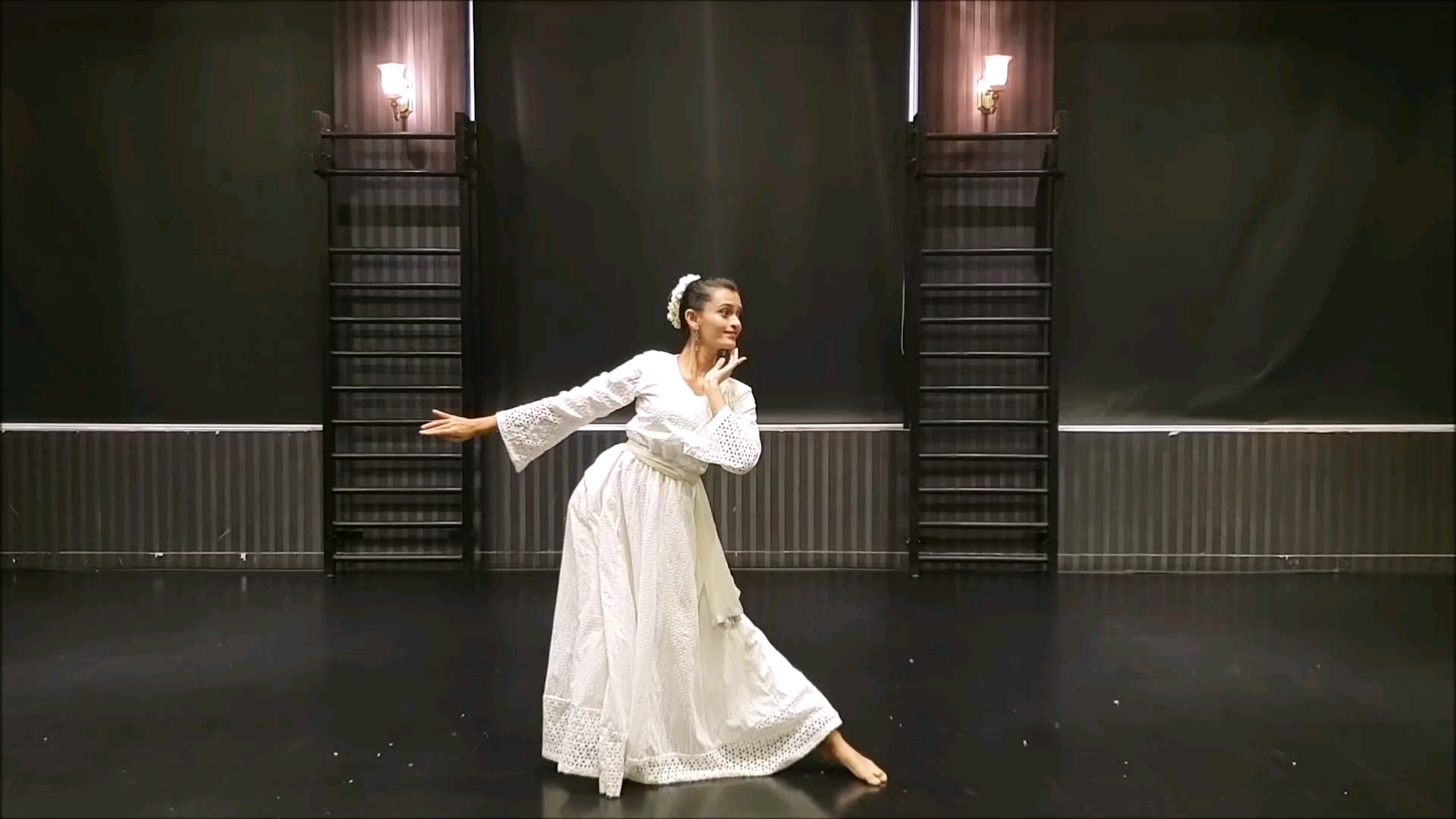 [图]Kathak Dance - Instrumental _ Dil To Pagal Hai _ Madhuri Dixit