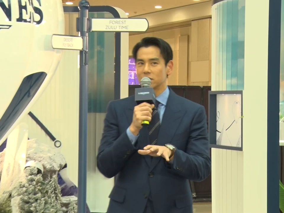彭于晏帅气现身杭州 揭幕浪琴表"先锋之旅"飞行主题时计展