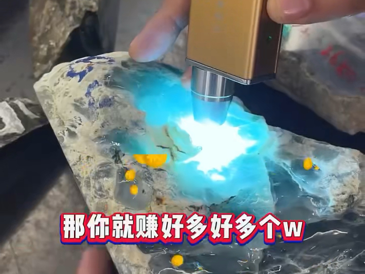 赌输的石头 开窗部分这么好的翡翠原石,切开后居然是这样!